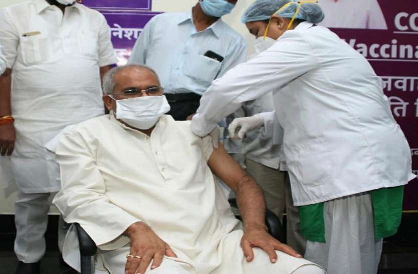 मुख्यमंत्री भूपेश बघेल ने कोरोना से बचाव के लिए टीका की दूसरी डोज लगवाई मुख्यमंत्री भूपेश बघेल ने कोरोना से बचाव के लिए टीका की दूसरी डोज लगवाई