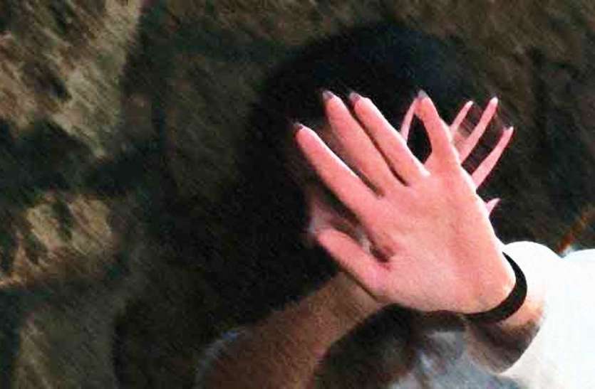 rape नौकरी का झांसा देकर हाईवे पर चलती कार में दुष्कर्म