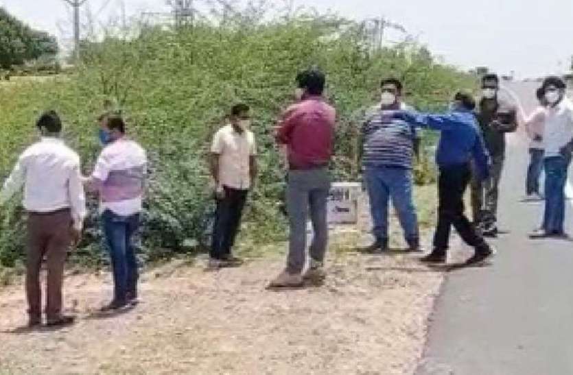 अधिकारियों व जनप्रतिनिधियों ने देखा नैनवां के तालाबों का केचमेंट एरिया अधिकारियों व जनप्रतिनिधियों ने देखा नैनवां के तालाबों का केचमेंट एरिया