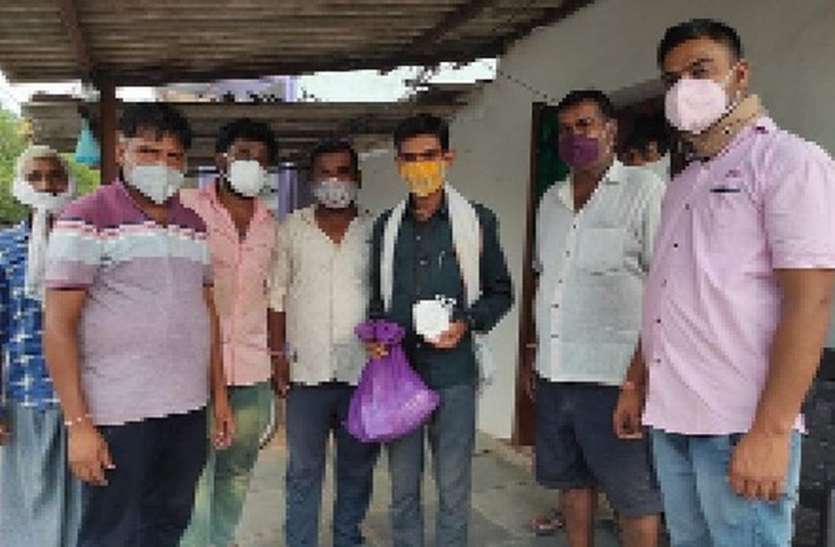 कोरोना किट व मास्क का वितरण किया कोरोना किट व मास्क का वितरण किया