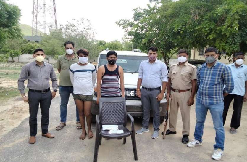 पेट्रोल पंप पर लूट के मामले में दो आरोपी दबोचे पेट्रोल पंप पर लूट के मामले में दो आरोपी दबोचे