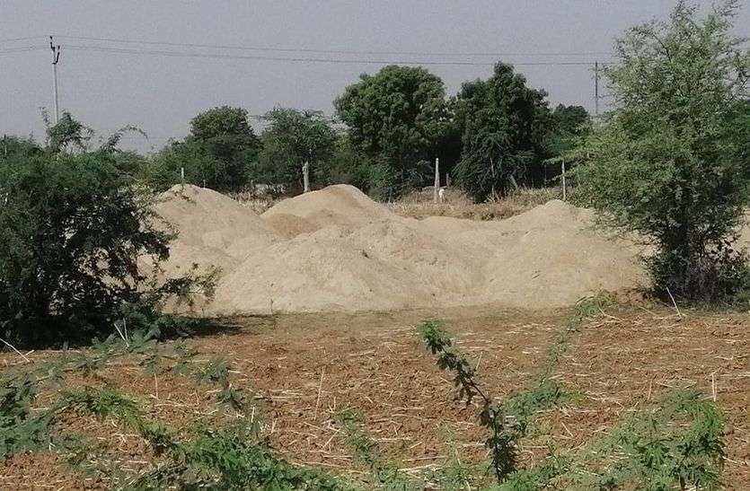 धड़ल्ले से चल रहा बजरी खनन व परिवहन धड़ल्ले से चल रहा बजरी खनन व परिवहन