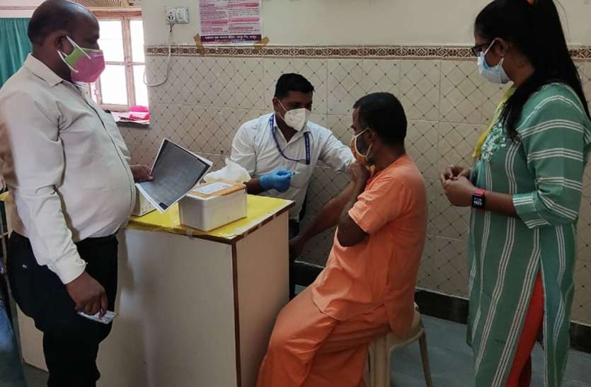 आश्रय स्थलों में रहने वालों का हुआ टीकाकरण आश्रय स्थलों में रहने वालों का हुआ टीकाकरण