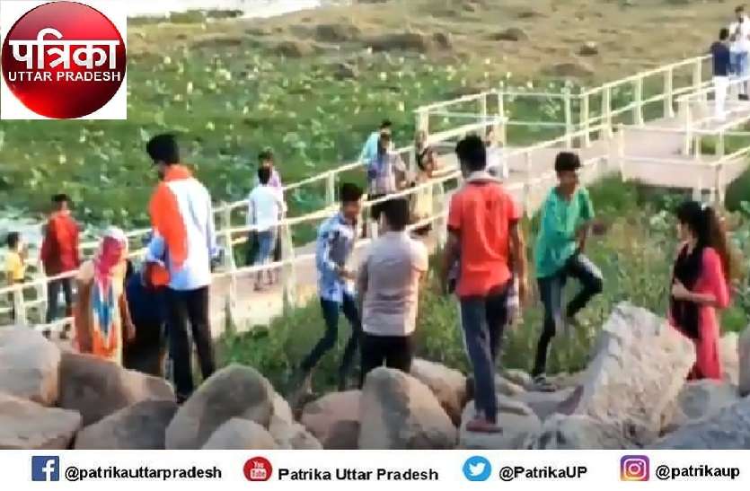 tourist spot पर्यटन स्थल पर लोगों की भीड़ उड़ा रही कोविड नियमों की धज्जियां
