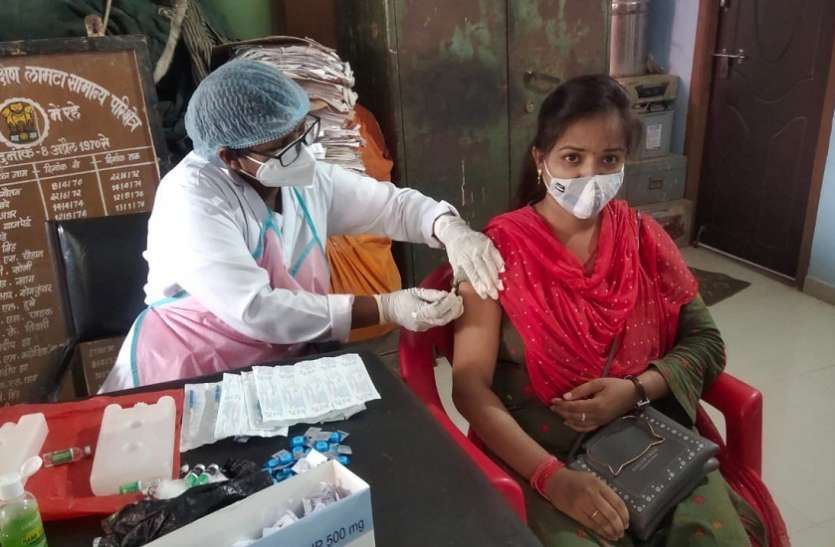 वन विभाग के करीब चार सैकड़ा लोगों ने लगवाया टीका वन विभाग के करीब चार सैकड़ा लोगों ने लगवाया टीका