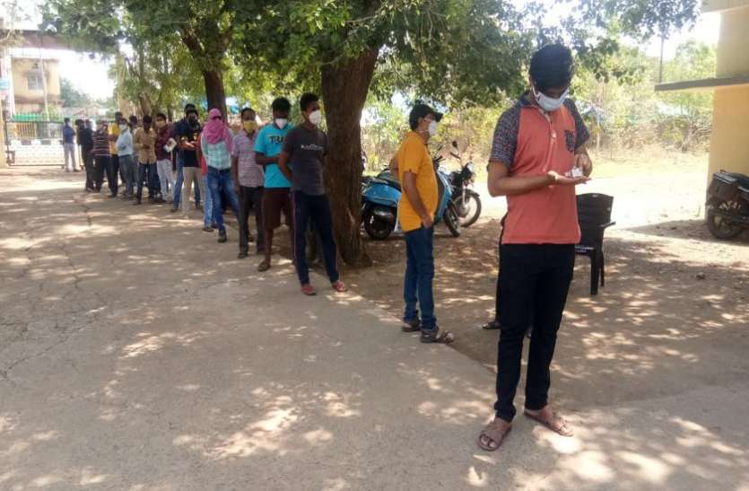 जिले में सप्ताहभर से 18 प्लस वालों का वैक्सीनेशन पूरी तरह से बंद जिले में सप्ताहभर से 18 प्लस वालों का वैक्सीनेशन पूरी तरह से बंद