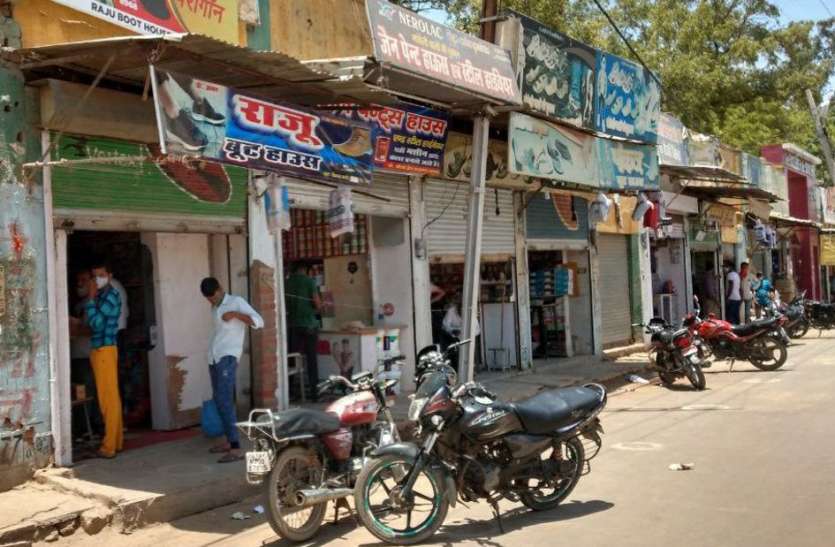 आदेश बेअसर, बेरोकटोक खुल रहीं प्रतिबंधित दुकानें आदेश बेअसर, बेरोकटोक खुल रहीं प्रतिबंधित दुकानें