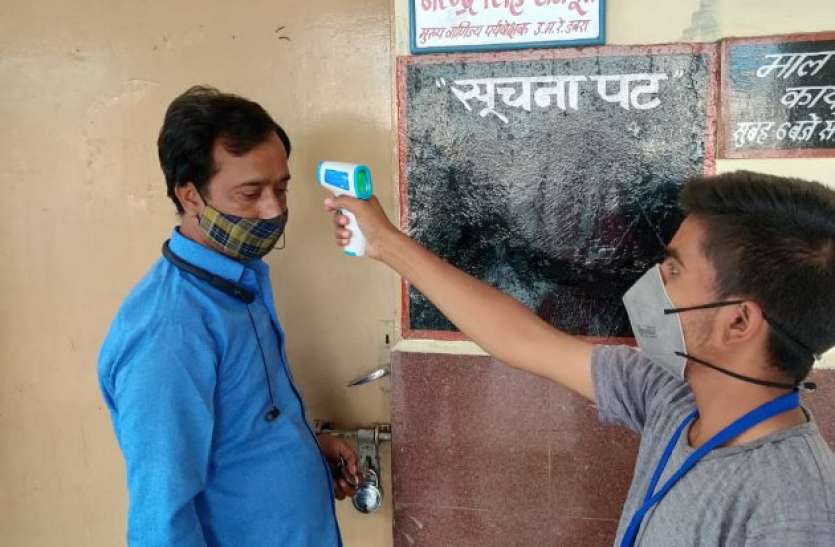 घर-घर जाकर किया स्वास्थ्य सर्वेक्षण, बांटी दवाइयां घर-घर जाकर किया स्वास्थ्य सर्वेक्षण, बांटी दवाइयां