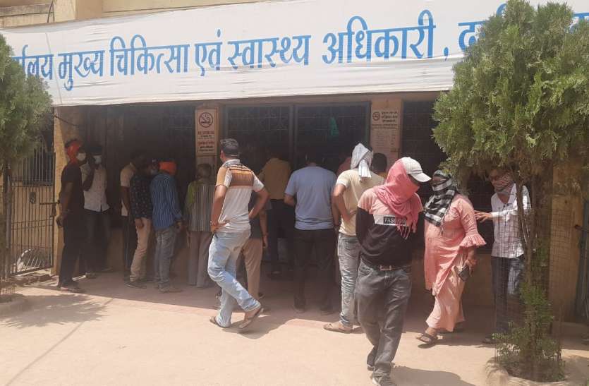 आईसीयू से हटाने से गई मरीज की जान, सीएमएचओ से शिकायत, जांच कमेटी गठित Breaking news आईसीयू से हटाने से गई मरीज की जान, सीएमएचओ से शिकायत, जांच कमेटी गठित