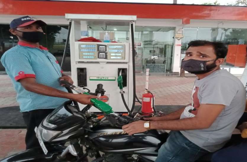 पेट्रोल-डीजल के दाम में बढ़ोतरी से लोगों में भारी नाराजगी पेट्रोल-डीजल के दाम में बढ़ोतरी से लोगों में भारी नाराजगी