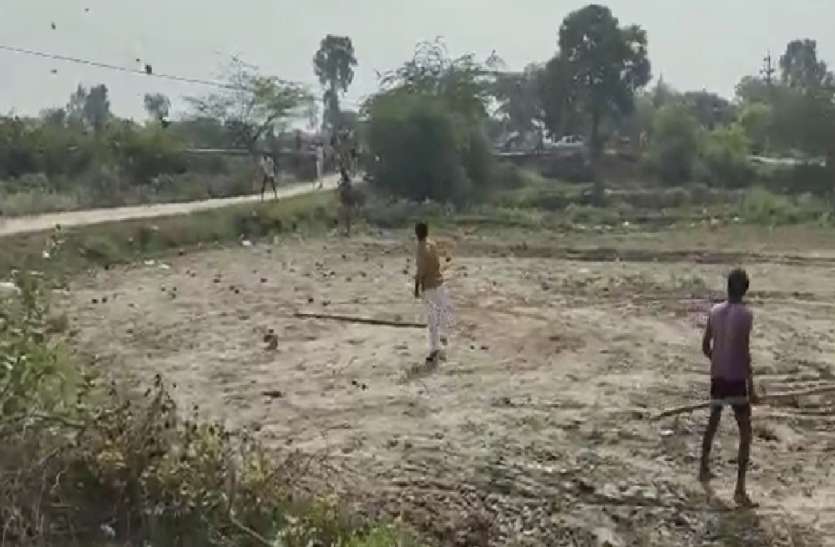 नहीं थम रही पंचायत चुनाव की रंजिश, दो पक्षो में जमकर हुआ पथराव, लाइव वीडियो आया सामने नहीं थम रही पंचायत चुनाव की रंजिश, दो पक्षो में जमकर हुआ पथराव, लाइव वीडियो आया सामने