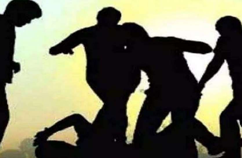 खदानकर्मियों की पिटाई (प्रतीकात्मक फोटो) अवैध रेत खनन को लेकर जमकर बवाल, फायरिंग, खदानकर्मियों को अगवा करने का आरोप