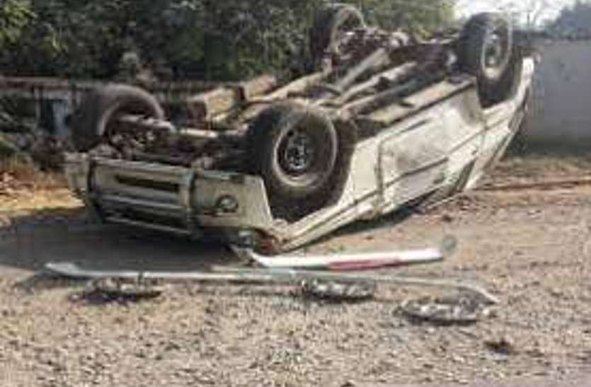 Bolero accident बोलेरो की टक्कर से गिरी घर की दीवार तो दब गई महिला, भागते समय युवक चलती गाड़ी से कूदा, फिर पलट गई
