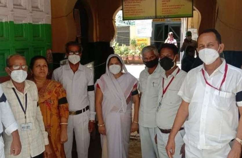 आयुष नर्सेज ने काली पट्टी बांधकर जताया रोष आयुष नर्सेज ने काली पट्टी बांधकर जताया रोष