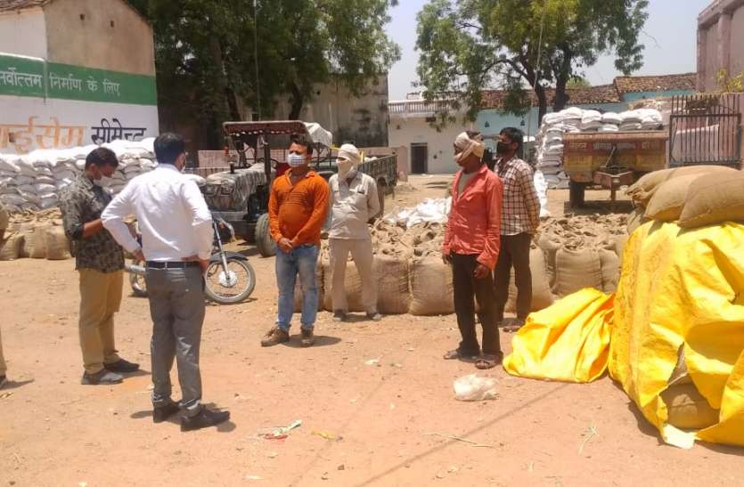 दाल मिल को किया गया सील एसडीएम और तहसीलदार ने पकड़ा मिल में रखा पीडीएस गेहूं