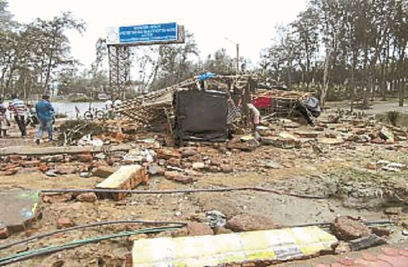चक्रवात के बाद टूरिस्ट प्लेस दीघा का नजारा। चक्रवाती तूफान ने टूरिस्ट प्लेस दीघा को किया तहस-नहस
