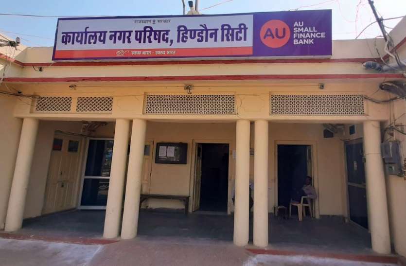 बिना मास्क घूमते युवक का काटा चालान, तो हिमायत में आए पार्षद ने नगरपरिषद कर्मचारी से कर दी मारपीट बिना मास्क घूमते युवक का काटा चालान, तो हिमायत में आए पार्षद ने नगरपरिषद कर्मचारी से कर दी मारपीट