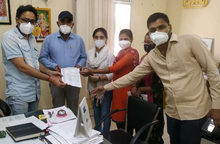 कोरोना योद्धाओं ने मांगा समान कार्य के लिए समान वेतन कोरोना योद्धाओं ने मांगा समान कार्य के लिए समान वेतन