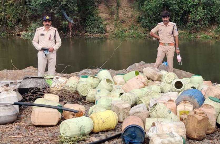 Handiwork of liquor mafia घी-तेल की ड्रमों, एलोमिनियम के बर्तनों में पानी भरने के बहाने जाते नदी पर, उबालते शराब, दो पकड़ाए