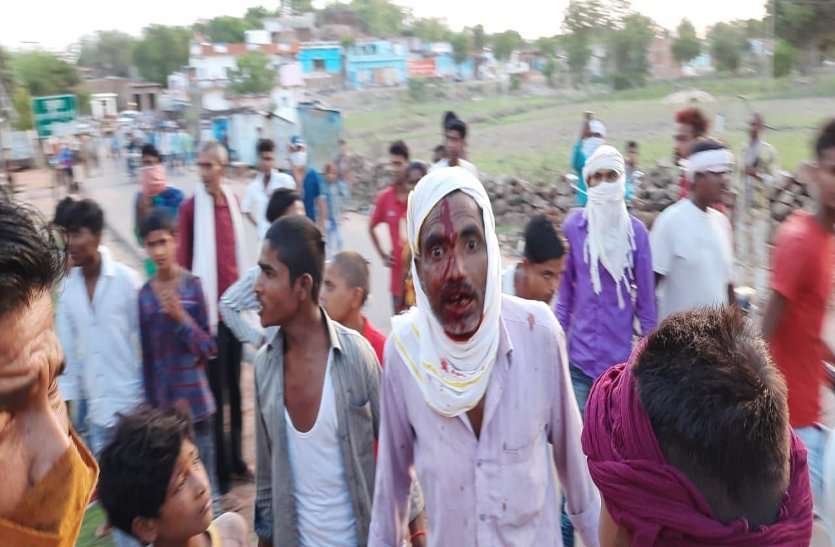 बाजार बंद कराने को लेकर हुआ विवाद भीड़ ने पुलिसकर्मी को दौड़ाकर पीटा