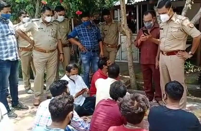 muzaffarnagar.jpg पुलिसकर्मियों ने अभद्रता कर फाड़े भाजपा नेता के कपड़े, हंगामे के बाद एक सिपाही सस्पेंड तो चौकी प्रभारी लाइन हाजिर
