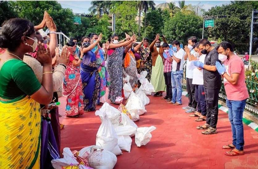 ट्रांसजेंडर समुदाय : कोरोना से घटी आमदनी, जीना हुआ दुश्वार ट्रांसजेंडर समुदाय : कोरोना से घटी आमदनी, जीना हुआ दुश्वार