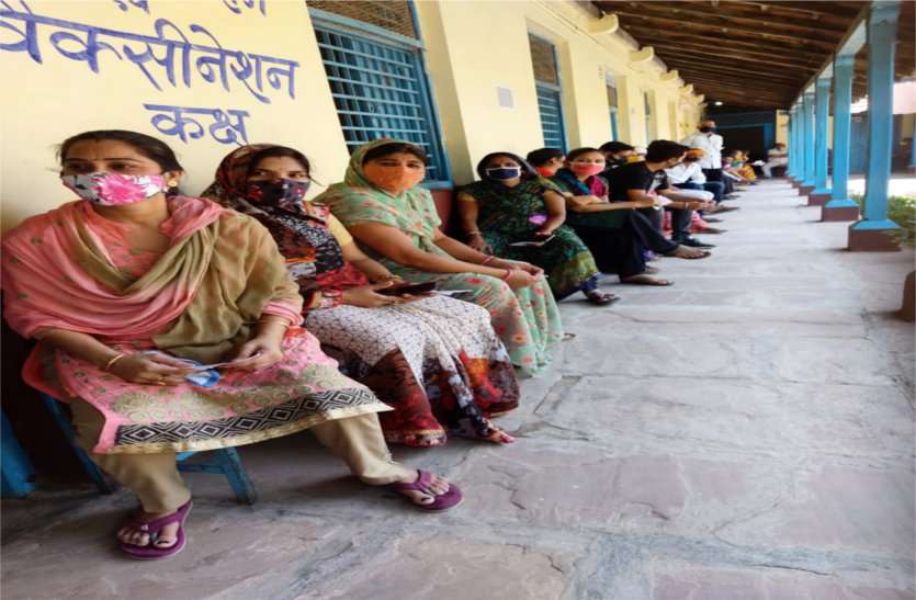 Enthusiasm over the corona vaccine among eighteen plus कोरोना वैक्सीन को लेकर उत्साह, एक दिन 400 ने लगवाई