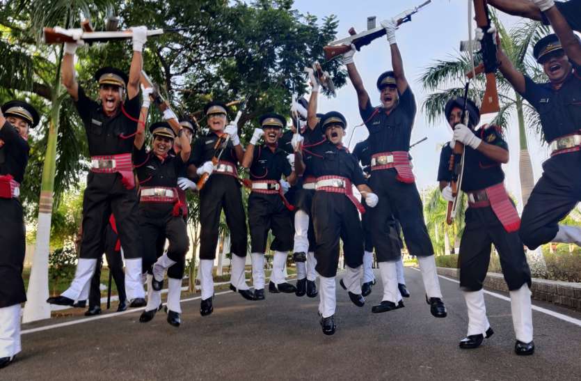 Pulwama martyr Major Dhoundiyal's wife Nikita Kaul joins Indian Army Indian Army JAG Recruitment 2021: लॉ ग्रेजुएट युवाओं के लिए सेना में शामिल होने का सुनहरा मौका, यहां पढ़ें पूरी डिटेल्स