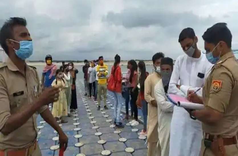 Penality Imposed in Unique Way on People Romaing at Assi Ghat कोरोना कर्फ्यू में घूम रहे लोगों को अनोखी सजा, गंगा नदी में तैरने वाली जेटी में लगाई सबकी कतार, वसूला जुर्माना
