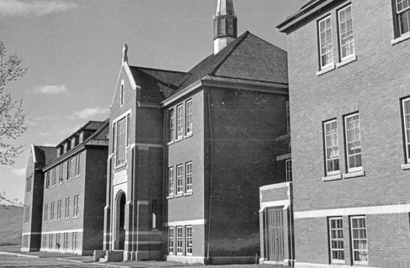 indigenous school in Canada कनाडा में एक रिहायशी स्कूल में मिले 215 बच्चों के शव, कुछ की उम्र तीन साल से भी कम