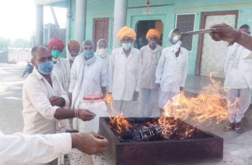 छोटीसादड़ी के सेमरथली में किया चलित हवन, यज्ञ में दी आहुतियां छोटीसादड़ी के सेमरथली में किया चलित हवन, यज्ञ में दी आहुतियां
