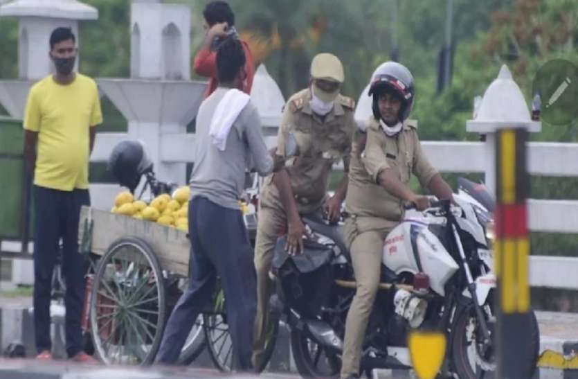दरोगा ने फल विक्रेता से छीना तराजू, अधिकारियों ने मांगी माफी, दिया इलेक्ट्रॉनिक तराजू दरोगा ने फल विक्रेता से छीना तराजू, अधिकारियों ने मांगी माफी, दिया इलेक्ट्रॉनिक तराजू