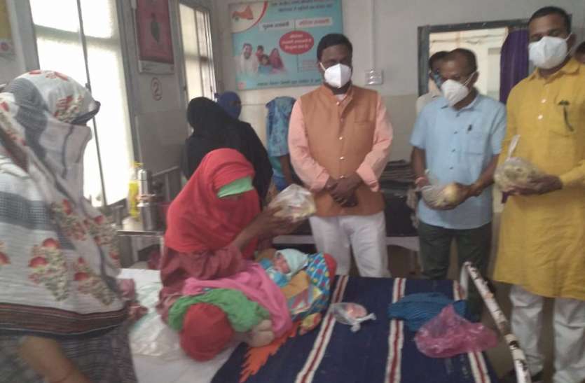 विधायक ने की शौचालय सफाई, फ्रंटलाइन वर्कर्स का सम्मान विधायक ने की शौचालय सफाई, फ्रंटलाइन वर्कर्स का सम्मान