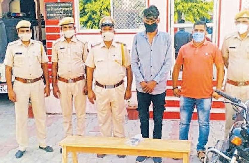 पुलिस ने अवैध पिस्टल के साथ एक आरोपी को धर दबोचा पुलिस ने अवैध पिस्टल के साथ एक आरोपी को धर दबोचा