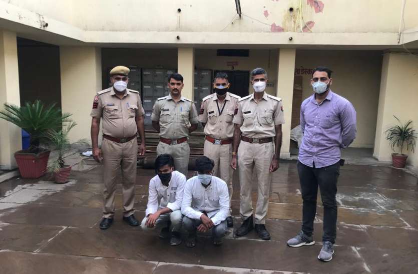 नकली सोने की ईट बेचने वाला गिरफ्तार नकली सोने की ईट बेचने वाला गिरफ्तार