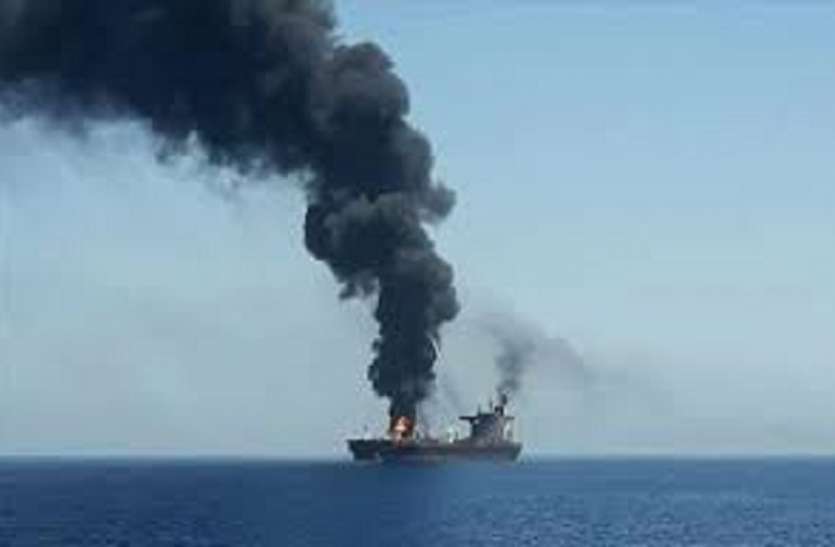 iran ship catches fire ओमान की खाड़ी में ईरानी नौसेना का सबसे बड़ा जहाज डूबा, रात में अचानक लगी आग