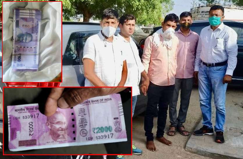 SOG recovered fake notes in jalore खरीदार बन सात दिन एसओजी करती रही चेट, 35 हजार देकर 1 लाख पर सहमति बनी, 24 हजार 200 रुपए के नकली नोट बरामद