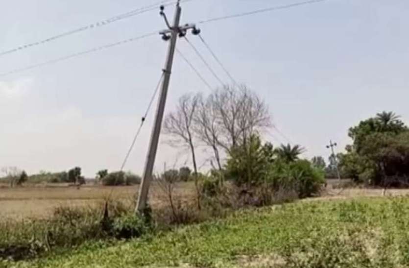 Villagers Make Chaos on Lost Electricity Connection गांव में कटा कनेक्शन, ग्रामीणों का आरोप, वैक्सीन नहीं लगवाने पर कटी बिजली