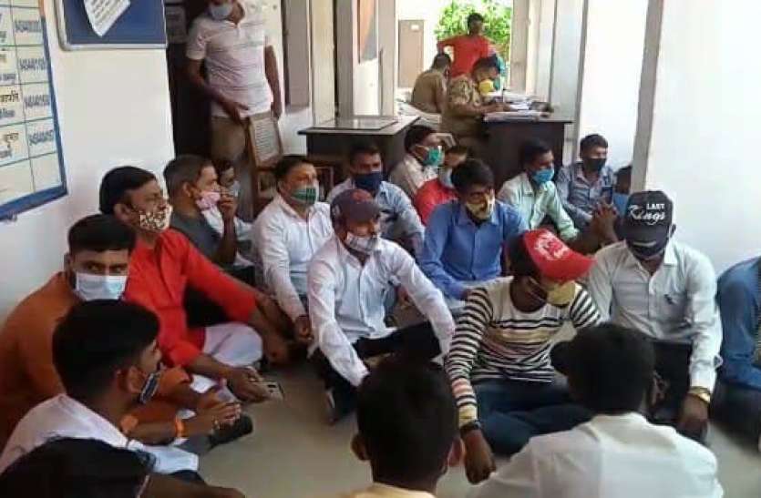 rampur.jpg यूपी: कार्यकर्ता बोला इंस्पेक्टर ने पीटा है, गुस्साए नेताओं ने कहा फूंक देंगे थाना