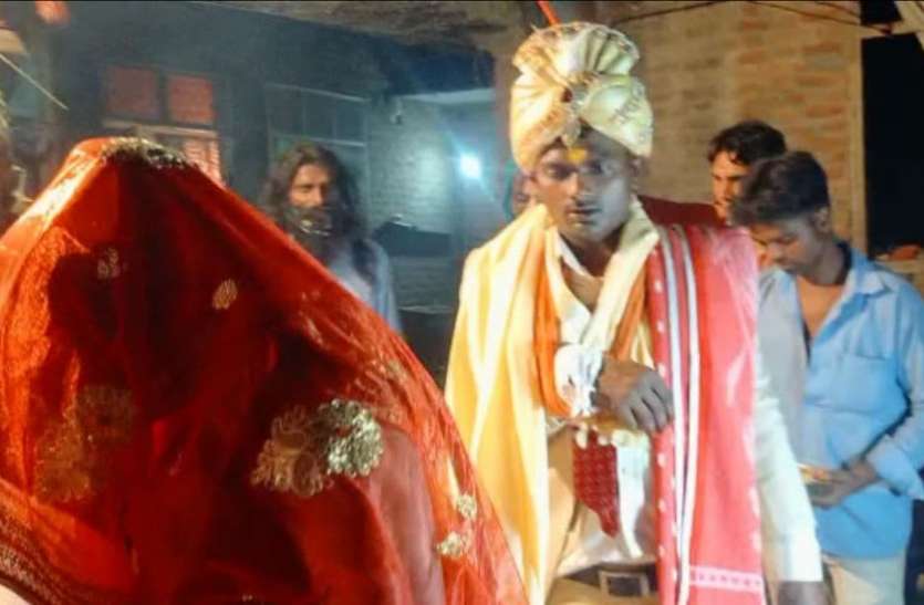 rampur.jpg शादी के मंडप में पहले ससुरालियों ने तोड़ा दूल्हे का हाथ, फिर प्लास्टर बंधवाकर दुल्हन संग दिलवाए सात फेरे