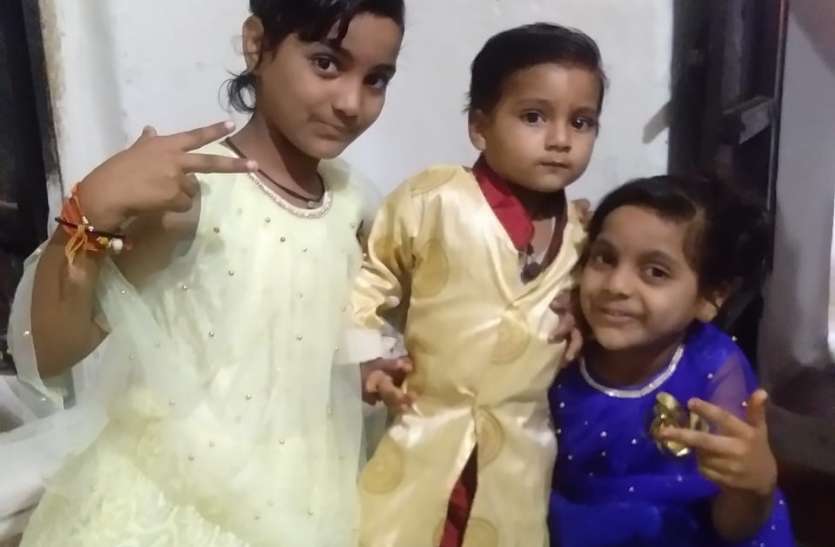पहले पिता फिर मां का सिर से उठा सायां, तीन अनाथ बच्चों को पाल रहे नाना-नानी पर हमला पहले पिता फिर मां का सिर से उठा सायां, तीन अनाथ बच्चों को पाल रहे नाना-नानी पर हमला