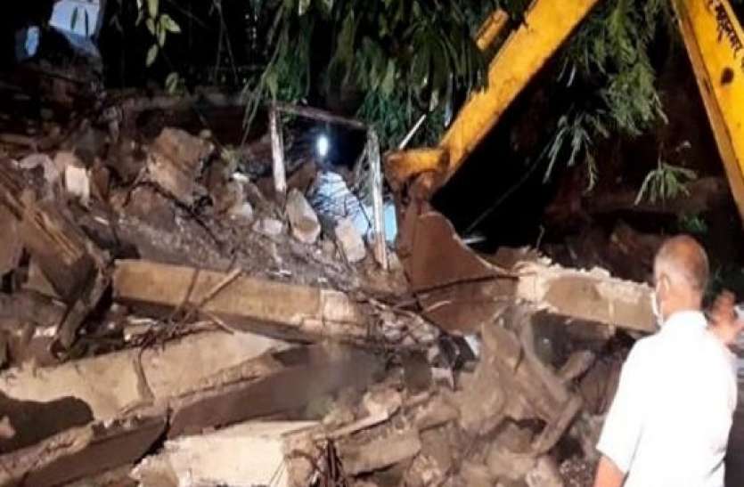 part of a building collapsed in bandra at mumbai one dead five injured मुंबई के बांद्रा इलाके में चार मंजिला इमारत का हिस्सा गिरने से हादसा, एक की मौत पांच घायल