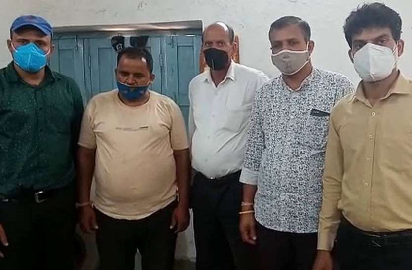 वर्दी पर दाग: अपने और थानेदार के लिए पहले ले ली 20 हजार रुपए घूस, फिर 5 हजार के चक्कर में कांस्टेबल ट्रेप वर्दी पर दाग: अपने और थानेदार के लिए पहले ले ली 20 हजार रुपए घूस, फिर 5 हजार के चक्कर में कांस्टेबल ट्रेप