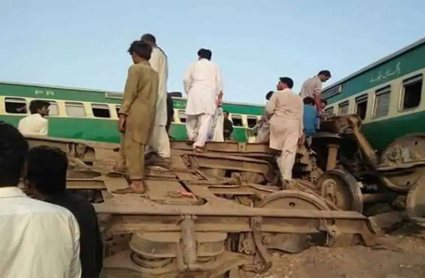 train accident in Pakistan पाकिस्तान में बड़ा रेल हादसा : सिंध में टकराईं दो ट्रेनें, 30 की मौत, ट्रेन काटकर निकाल रहे है यात्री