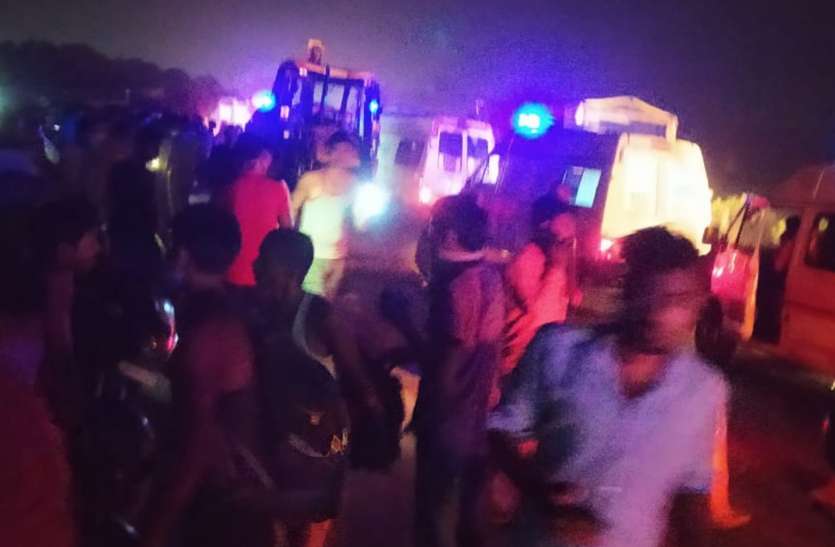 कानपुर में बस जेएसए लोडर की टक्कर से एक दर्जन से ज्यादा लोगों की मौत कानपुर में बस जेएसए लोडर की टक्कर से 16 लोगों की मौत