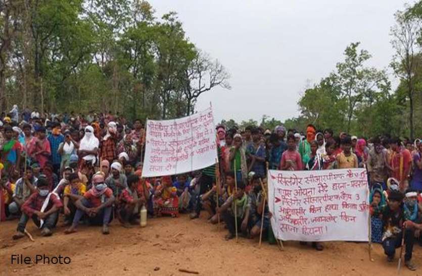 सिलगेर में बन रहे टकराव के हालात, कंटेनमेंट जोन होने के बाद भी रैली निकालने पर अडिग है ग्रामीण सिलगेर में बन रहे टकराव के हालात, कंटेनमेंट जोन होने के बाद भी रैली निकालने पर अडिग है ग्रामीण