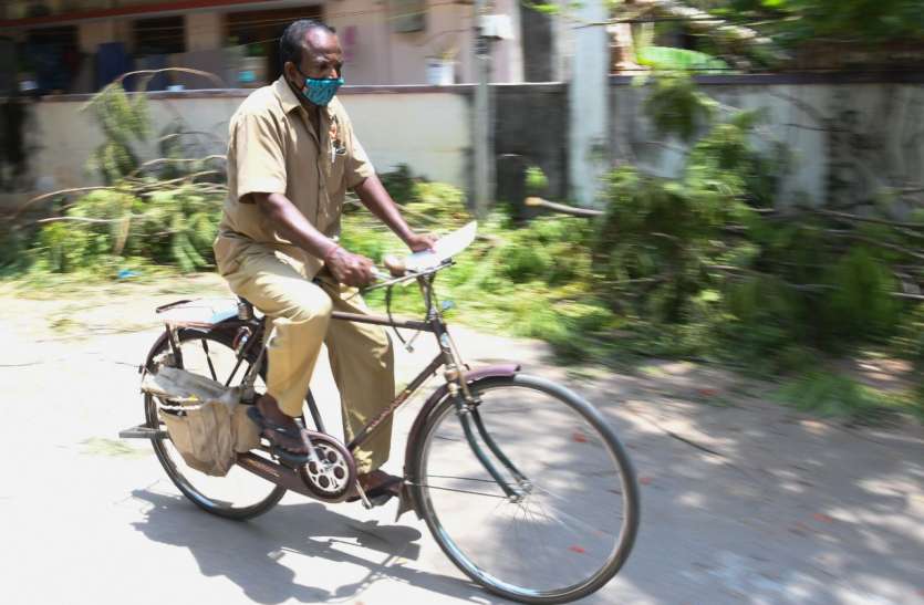 Post service in Corona Lockdown in Chennai कोरोना काल के असली योद्धा डाकिया, विषम परिस्थितियों में भी डाक बांटकर निभा रहे फर्ज