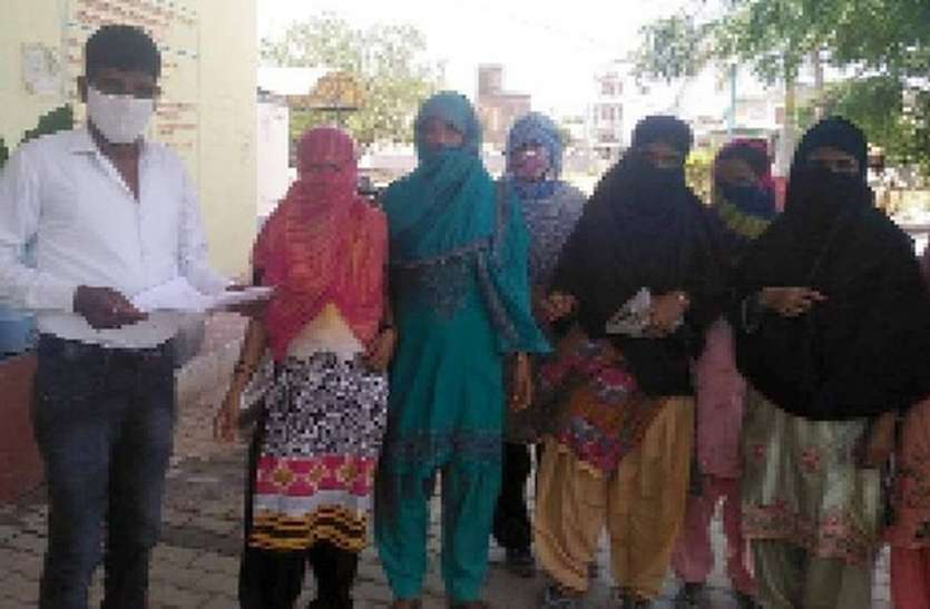 महिलाओं ने नगरपालिका पर प्रदर्शन कर पानी मांगा महिलाओं ने नगरपालिका पर प्रदर्शन कर पानी मांगा