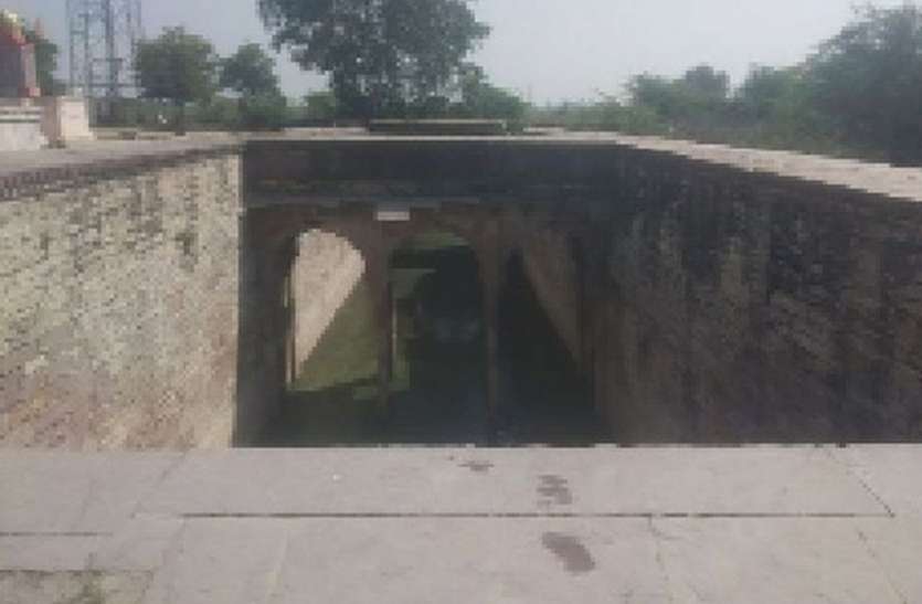 इस गांव की पहचान है रघुनाथजी महाराज मठ मन्दिर व बावड़ियां...खासियत देखकर आप भी रह जाएंगे दंग इस गांव की पहचान है रघुनाथजी महाराज मठ मन्दिर व बावड़ियां...खासियत देखकर आप भी रह जाएंगे दंग