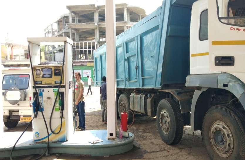 Along with petrol, the prices of diesel are also increasing continuously पेट्रोल के साथ डीजल के दामों में भी हो रही लगातार वृद्धि